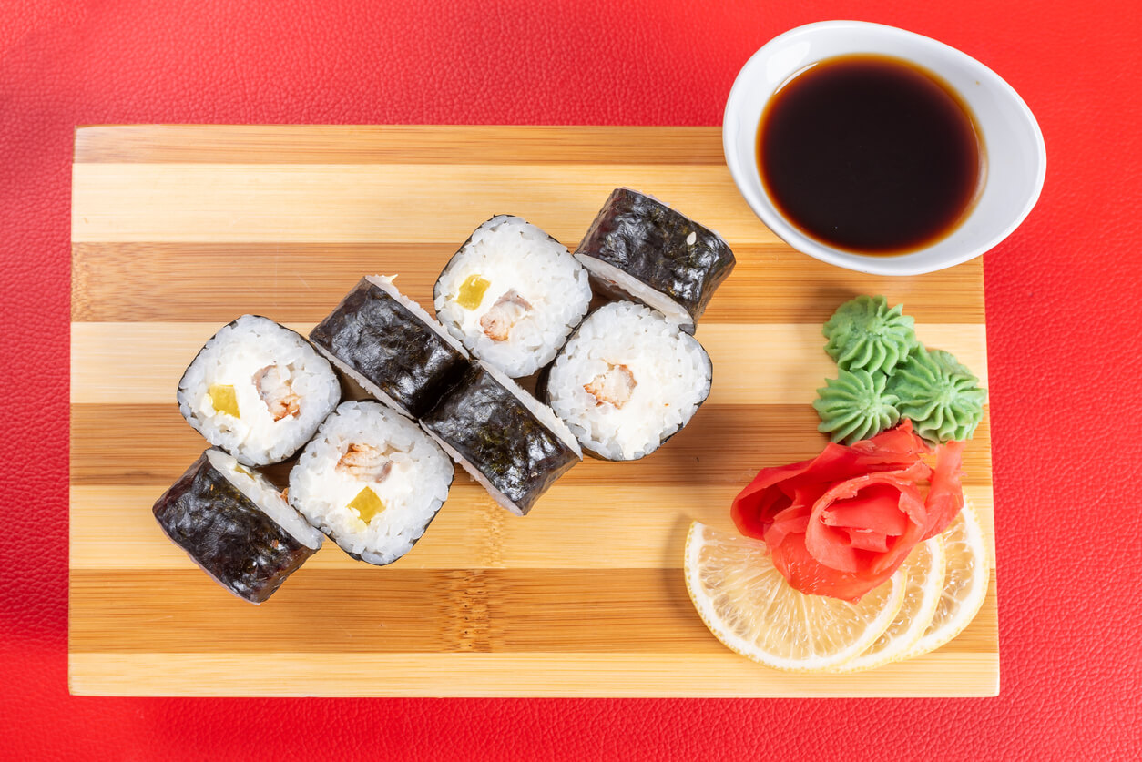 What is the Difference Between Roll and Hand Roll Sushi?